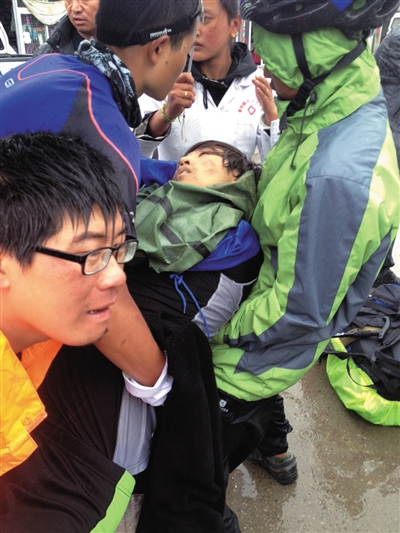 事發(fā)后,有驢友幫忙救治李翔(中)。驢友供圖