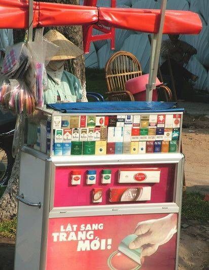 　煙攤，越南街頭隨處都是這樣的流動小攤。