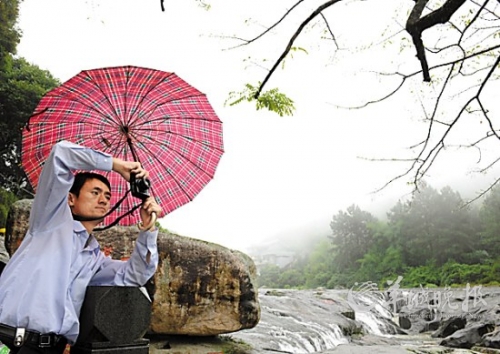 九鯉湖景區(qū)大霧籠罩,霧中美景若隱若現(xiàn),宛如人間仙境。