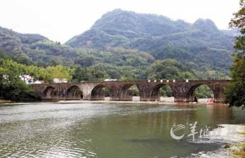 齊云山登封橋是登山的隘口,始建于明代,造型古樸典雅,蔚為壯觀。