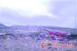 沿途遍地可見的五彩經(jīng)幡。