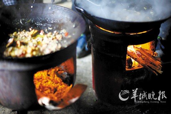 　　吃幾頓土家飯,喝幾杯土家酒,嘗幾塊土家肉。