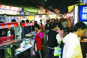 　　品味臺(tái)灣,又怎能錯(cuò)過那些親民夜市。