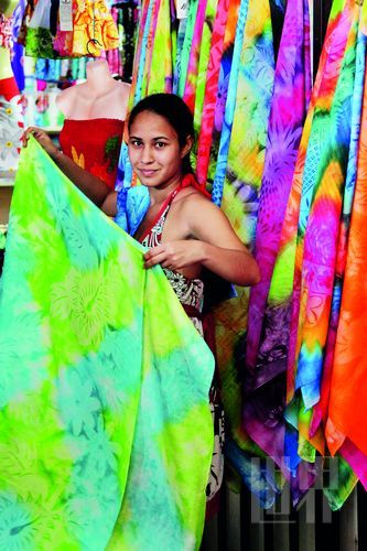 　　Pareo,這一幅幅有著漂亮圖案、色彩繽紛的布,是大溪地人最美的衣