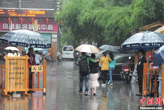 圖為“五一”小長(zhǎng)假首日門(mén)票檢查仍偏松。楊華峰 攝