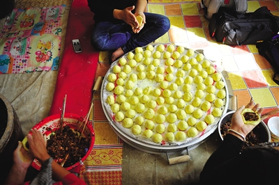 黃老漢一家正在制作黃饃饃。