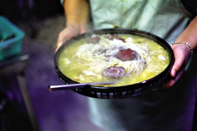 酸菜燉血腸是長白山一帶常見的菜品,有著東北地區(qū)典型的質(zhì)樸、實在的風(fēng)格。