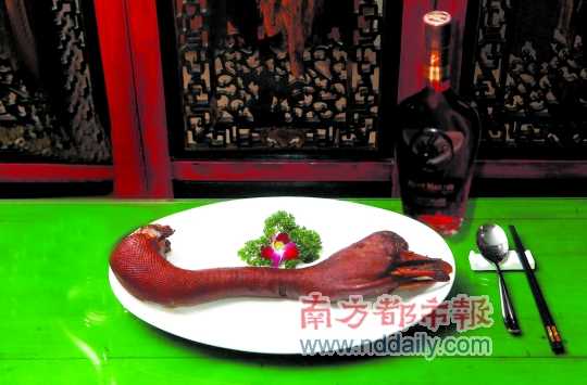 人頭馬誠印干邑白蘭地是高端宴席的佐餐佳釀，圖為鹵水老鵝頭