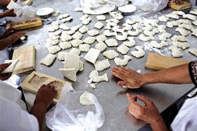面花是黃驊最有特色的一種面食，常見于各種禮事和節(jié)日宴席上，充滿了儀式感。