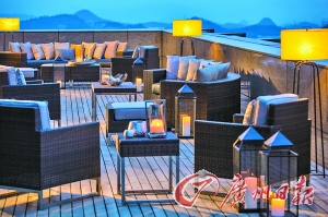 露臺(tái)能觀賞美麗山色。