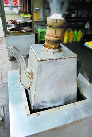 青巖古鎮(zhèn)的糕粑稀飯。