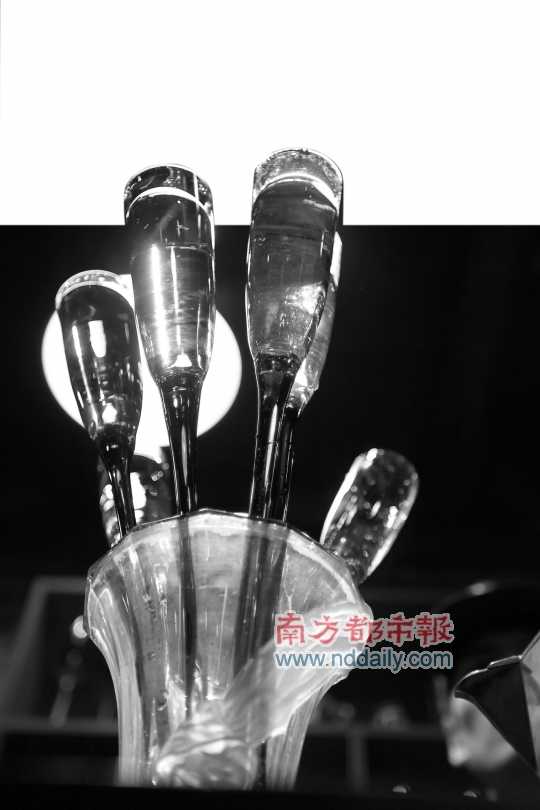 調(diào)制好的雞尾酒倒在造型奇特的玻璃杯中。