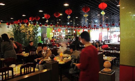 來到四川,不吃火鍋就對(duì)不起這片火辣辣的土地。