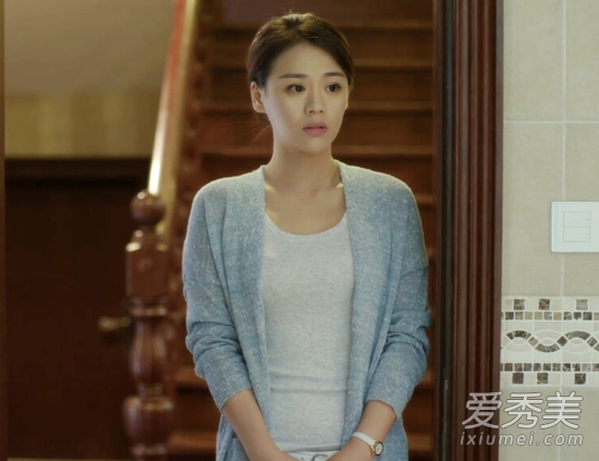 灰色開衫內(nèi)搭圓領(lǐng)的米色T恤，優(yōu)雅知性