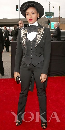  Janelle Monae這身跟去年的打扮差不多，爵士名伶的標(biāo)配嗎