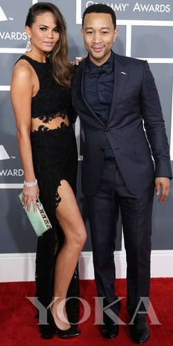 約翰·傳奇和女友Chrissy Teigen，Chrissy身穿Joy Cioci