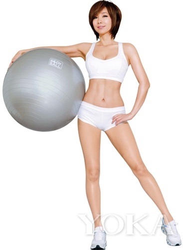 這個(gè)辣姐已經(jīng)是46歲超高齡啦，看人家的鉆石型小腹