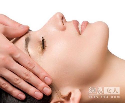 玫瑰水對(duì)皮膚的7種好處 減少紅腫瑕疵 玫瑰水對(duì)皮膚的7種好處 減少紅腫瑕疵