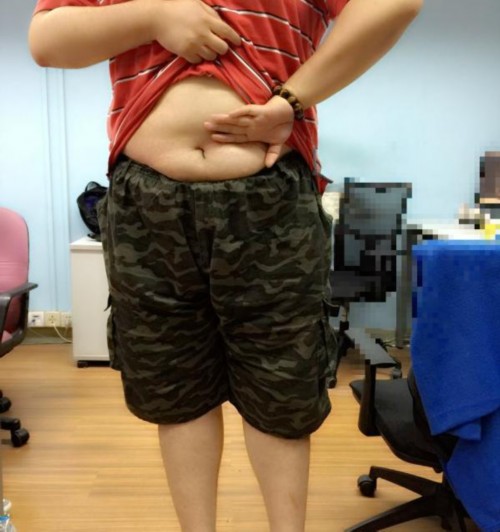 反手摸肚臍，逗b示范哈哈......