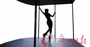 淋病是人類特有的疾病之一，性接觸是主要傳染形式。圖為美國一名性工作者在跳鋼管舞。