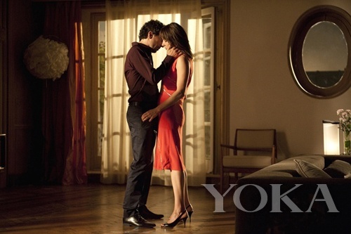 基本款用漿果色散發(fā)女人味，腰間的獨特設(shè)計更添風(fēng)情