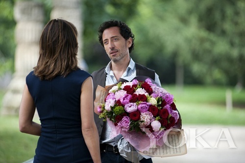 背影的完美同樣重要，衣服上的橫紋說明太緊繃、手肘處的橫紋說明肌質(zhì)老化。