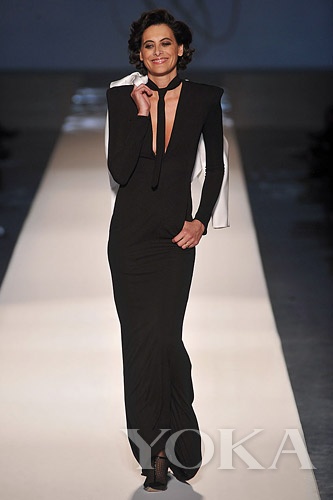 纖細的領(lǐng)帶既融于服裝，又升華造型