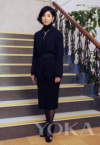 日劇《真我霓裳》中，飾演時裝大師的黑木瞳