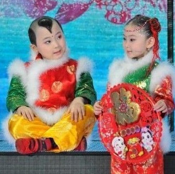 鄧?guó)Q賀(左)在春晚上。