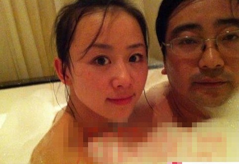 女主播紀某與國家檔案局官員范某。