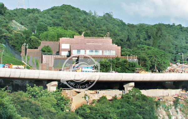 據(jù)悉，“皇宮”有3層高、分前后兩座大宅。前座兩層是邢家的游樂場，地下一層分別設有室外及室內(nèi)泳池，