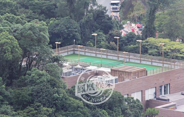 林青霞1994年6月29日嫁給香港商人邢李源，淡出影壇。林青霞婚后樂于相夫教女，其丈夫于2010年退