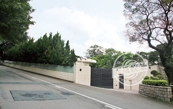 豪宅大門口。