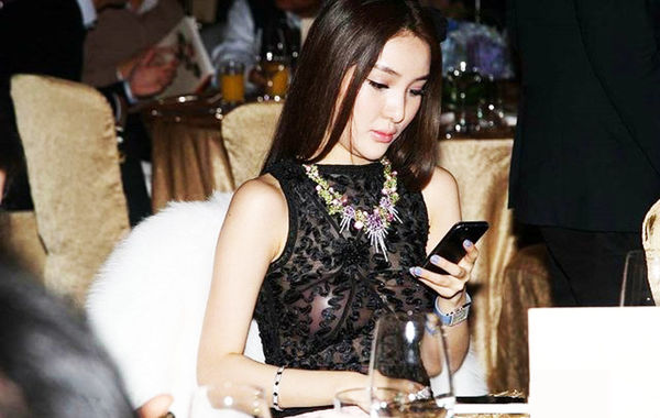 2013年11月30日，郭美美出席保利珠寶拍賣活動，現(xiàn)場郭美美一席透視的上衣性感現(xiàn)身，胸前乳貼顯露無