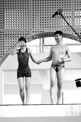 蔡卓妍進行《中國星跳躍》的訓練，她在教練田亮的陪伴下走上跳臺，但仍嚇得不敢往下看。 實習生 翟超 攝