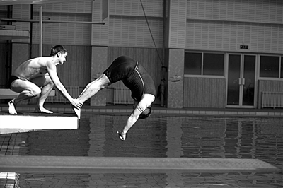 田亮正在給陳光標把關、塑形。