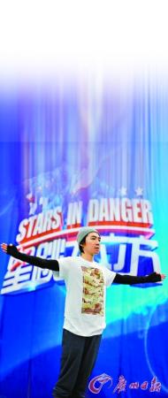 俞灝明以一個(gè)干凈利落的動(dòng)作從3米臺(tái)一躍而下。