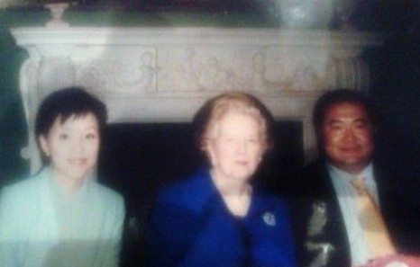 楊瀾丈夫公布與撒切爾夫人合影。