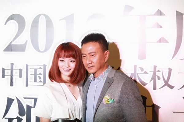 胡軍和時(shí)裝主編蘇紅合照