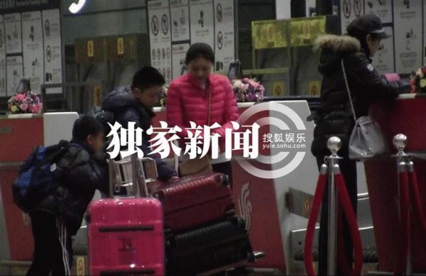 張藝謀妻子兒子出國(guó)旅游照片首度曝光 張藝謀妻子兒子出國(guó)旅游照片首度曝光