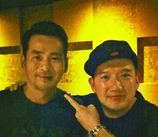 周焯華作為《低俗喜劇》投資人，與男主角杜汶澤合照。