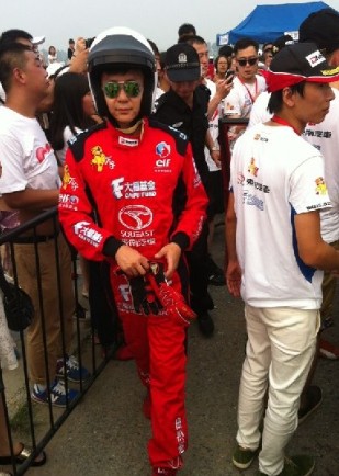 李晨撞車后看起來并無大礙，調整狀態(tài)繼續(xù)比賽。