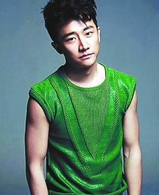 黃軒說起緋聞爆發(fā)的一剎那，語氣里還有點憤憤然。