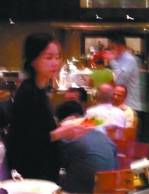 王菲在印度被網(wǎng)友偶遇。