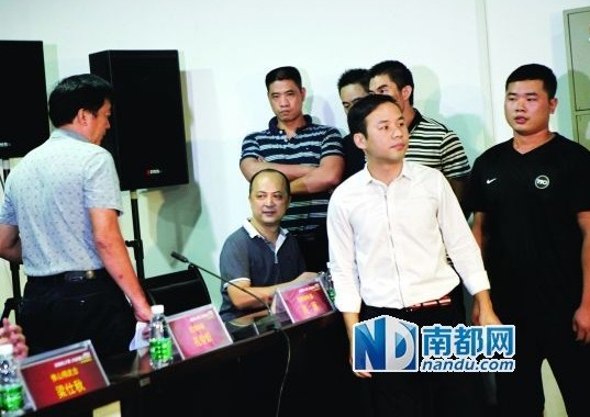 佛山精武會(huì)會(huì)長(zhǎng)梁旭輝在弟子保護(hù)下來(lái)到現(xiàn)場(chǎng)。