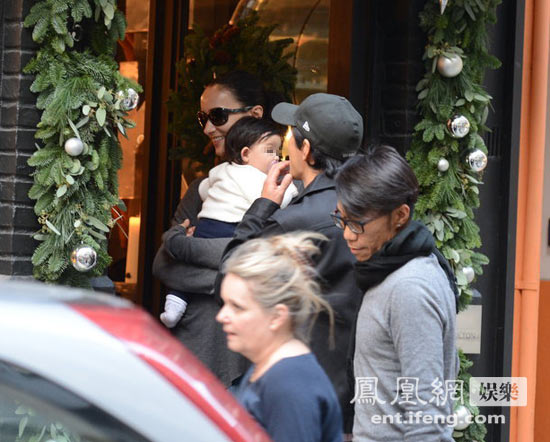 吳彥祖攜帶妻女外出逛街，小寶貝萌態(tài)十足。