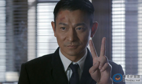 媒體爆料17年前華仔拍戲踢壞直升機(jī)。