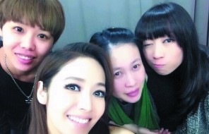 侯佩岑（中）14日在微博公開近照，被粉絲看出臉變圓。