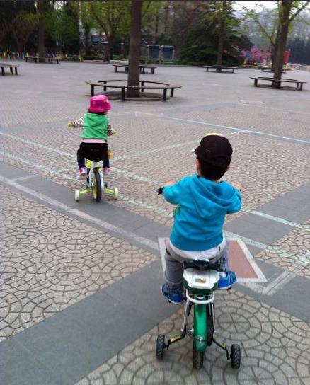 王寶強兒女公園玩樂