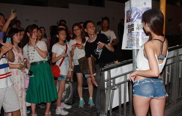 嫩模仙樂都性感著裝惹大叔圍觀，無懼與馬來西亞美女比身材。